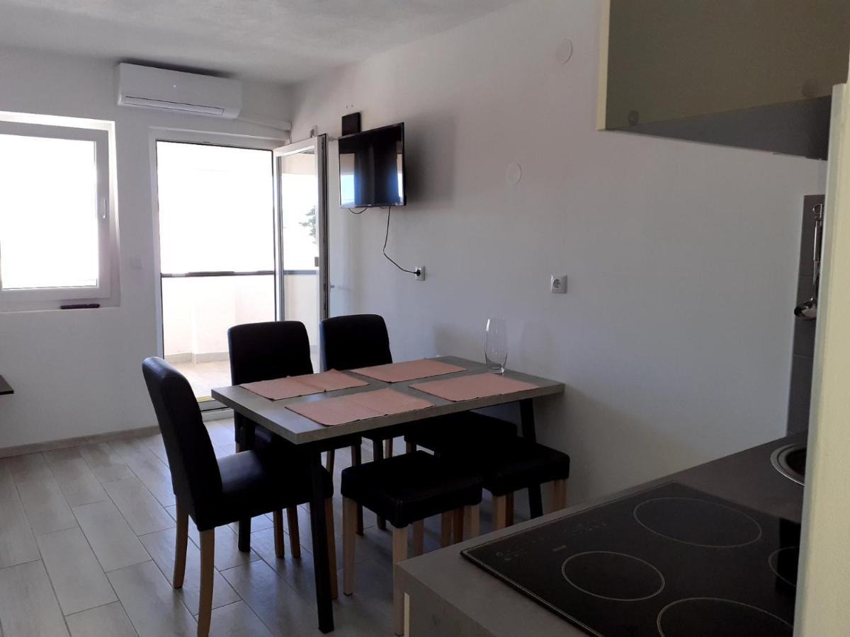 Apartmani Grumf Gornji Karin Exterior photo